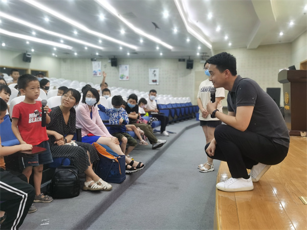 图四 小朋友与老师交流.jpg