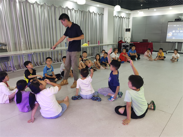 图三 孩子们和老师互动.jpg