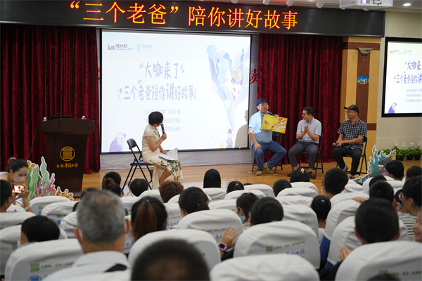 图二 江华老师给大家讲绘本故事.jpg