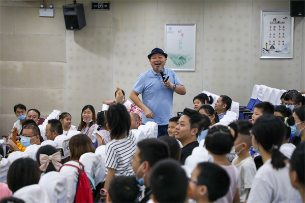 图三 江华老师和现场的孩子们互动.jpg