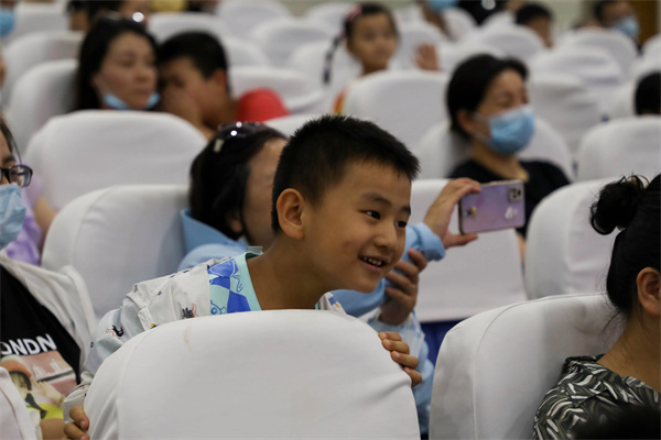 图四 现场的孩子们听的津津有味.jpg