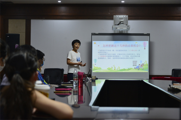图一 老师为大家讲解逃生知识.jpg