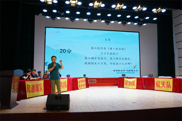 图三 语文名师在现场为选手指点迷津.jpg
