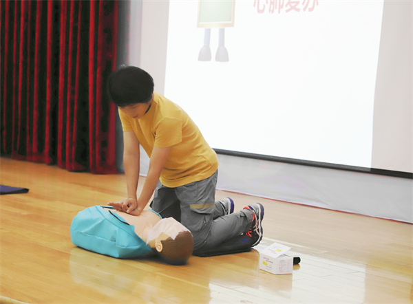 图二 主讲老师演示心肺复苏.jpg