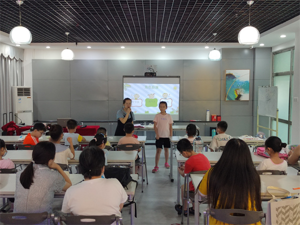 图三 活动互动环节，小读者上讲台勇敢发言.jpg