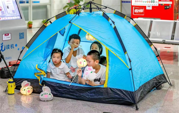 图二 帐篷里围灯夜话.jpg