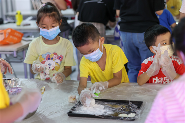 图四 手工制作月饼.jpg