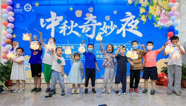 图五 “中秋奇妙夜”读者合影.jpg