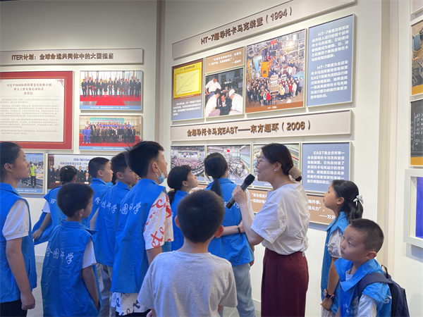 图二 刘晓丽老师带领营员们参观了科学岛科学家精神教育基地.jpg
