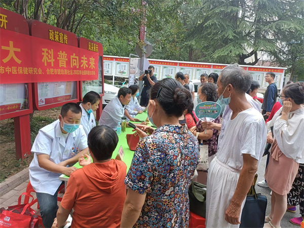 图二 义诊活动现场.jpg