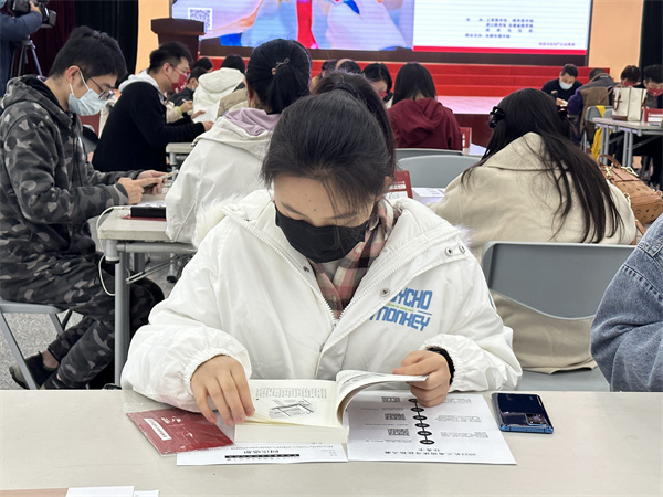 图四 参赛者在专心阅读.jpg