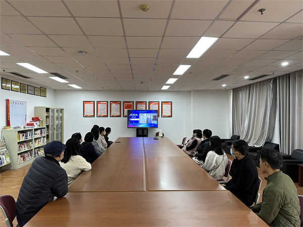 图一 合肥市图书馆馆员在线观看了本次研讨会.jpg