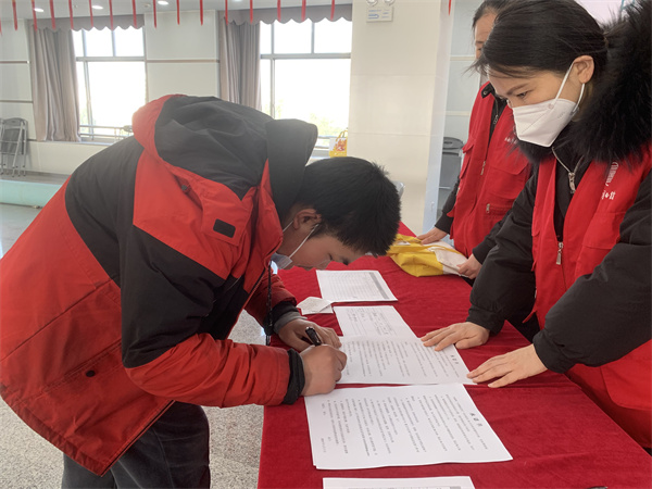 图三 读者们签字领取合图阅读包.jpg