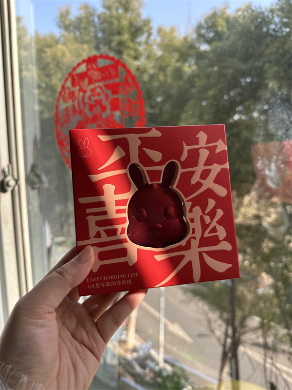 图一 进馆有礼的活动礼品“平安喜乐红兔子数据线”.jpg
