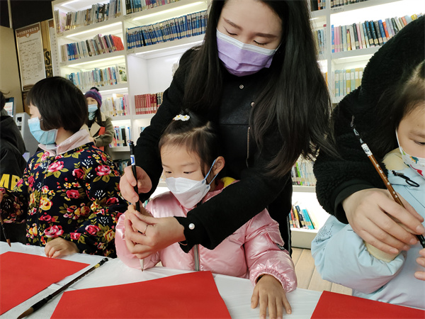 图一 孩子们现场写福字.jpg