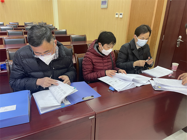 图四 专家组成员查看评估材料.jpg