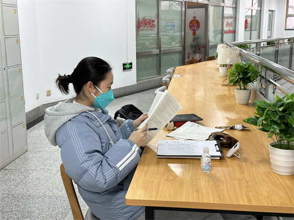 图三 大年初一，高三读者来到图书馆自修.jpg