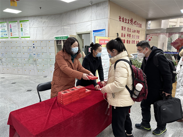 图六 大年初一至初三，合肥市图书馆给进馆读者赠送文创礼品.jpg