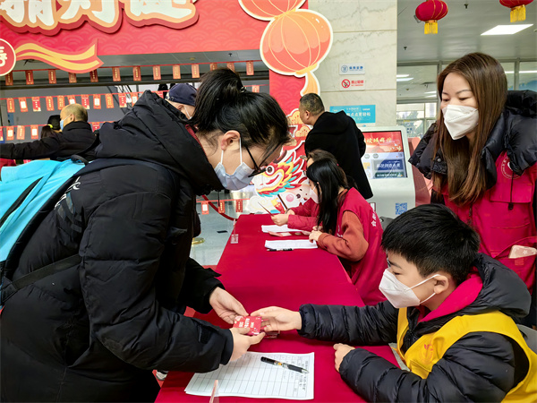 图二 读者在领取“闯关卡”.jpg