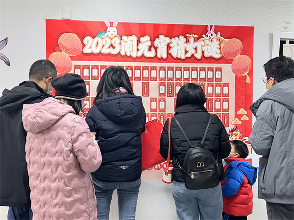 图三 读者们在认真猜灯谜中.jpg