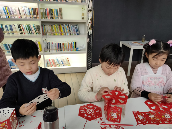 图四 孩子们在制作花灯.jpg