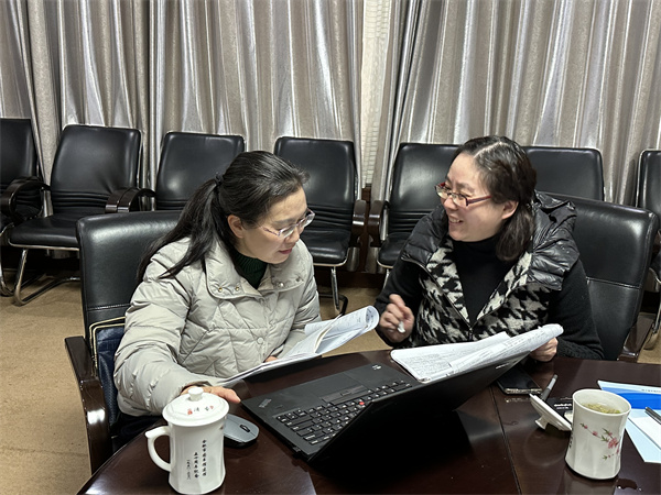 图四 评估专家现场进行资料实地审核.jpg