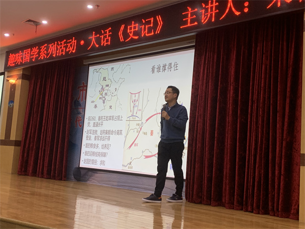 图三 朱首彦老师在讲述进攻路线.jpg