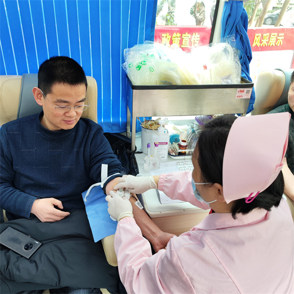 图四 馆员在献血.jpg