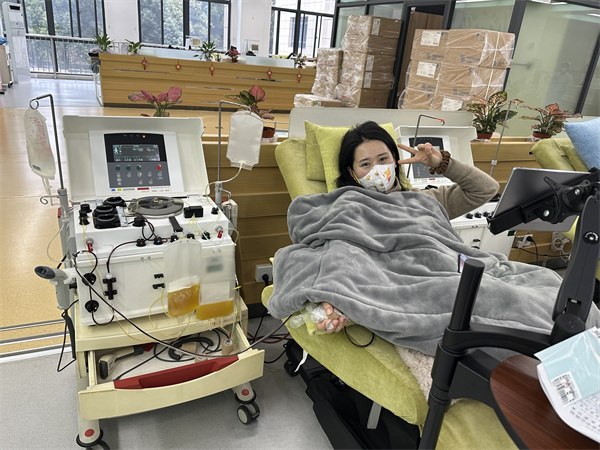 图一 馆员在捐献血小板.jpg