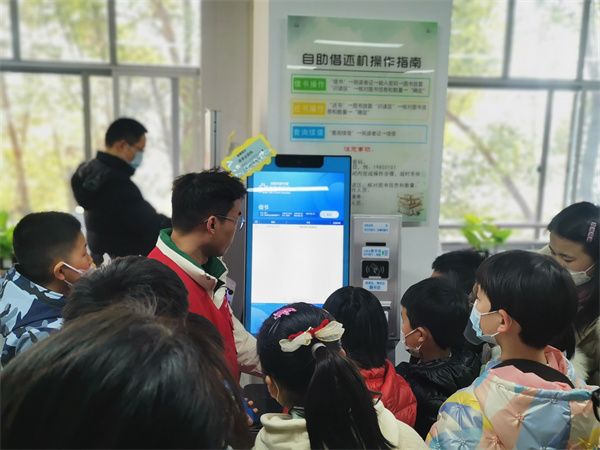 图二 团长李亮带大家了解自助借还机的使用方法.jpg