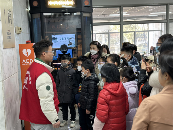 图三 团长李亮带大家认识图书馆设置的自动体外除颤器（AED）.jpg