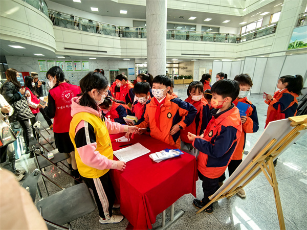 图二 “小合苗”给捐赠图书的学生赠送学雷锋纪念书签.jpg