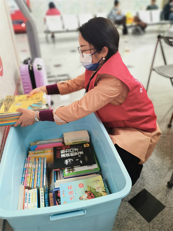 图五 合图志愿团的志愿者将捐赠的图书整齐的摆放装箱.jpg