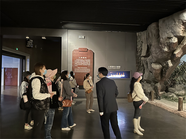 图二 合肥市图书馆女职工在讲解的带领下参观安徽博物院.jpg