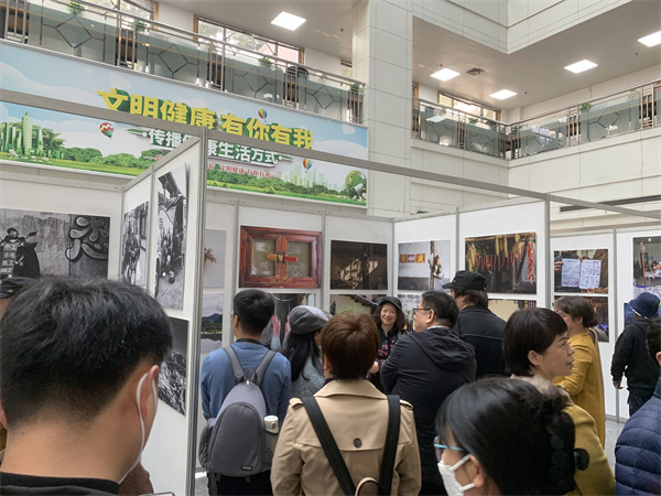 图二 开展当天前来观展的读者.jpg