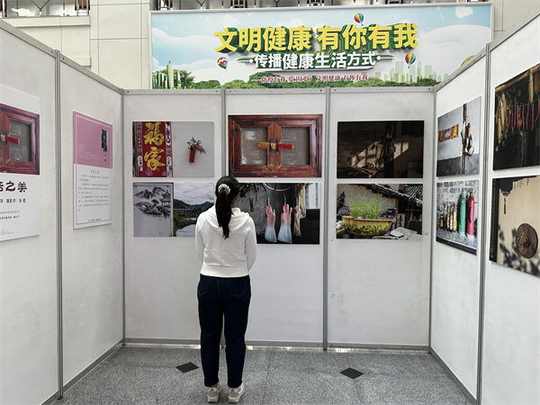 图三 读者在观看展览.jpg