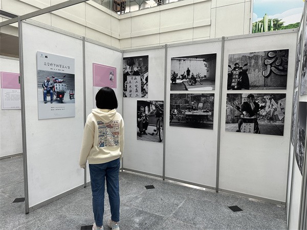 图四 读者在观看展览.jpg