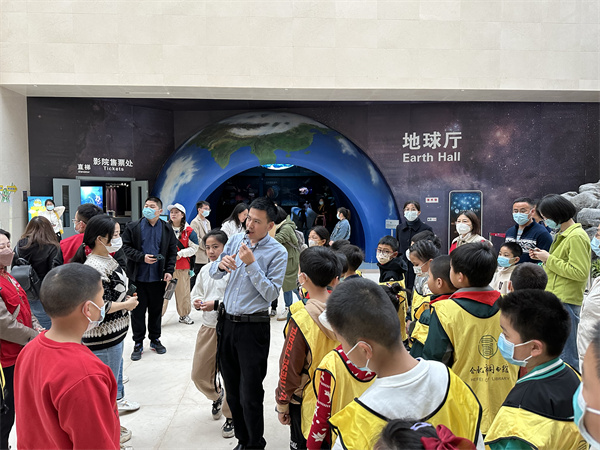 图二 徐利强博士带领孩子们进行参观.jpg
