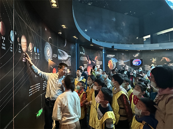 图三 老师在给大家讲解不同的星球.jpg