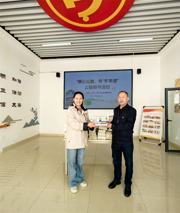 图二 读者活动部主任王晴文与阿奎利亚社区范书记进行交接.jpg