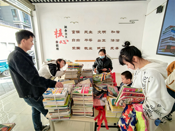 图三 居民翻阅图书.jpg