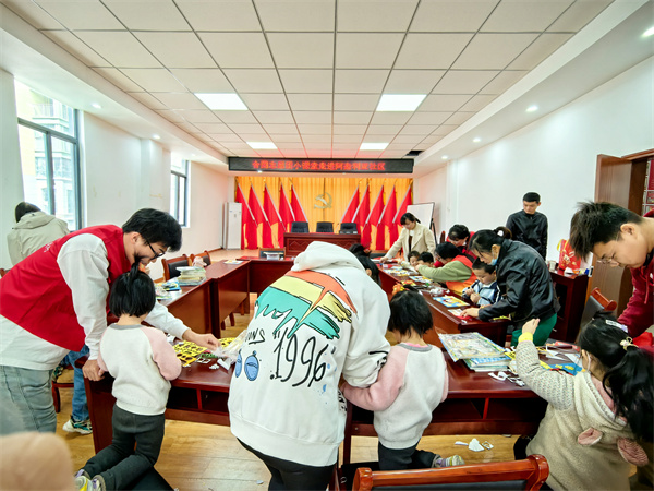 图四 志愿者带领小朋友做手工.jpg