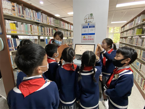 图一 翠庭园小学的同学们在听工作人员的讲解.png
