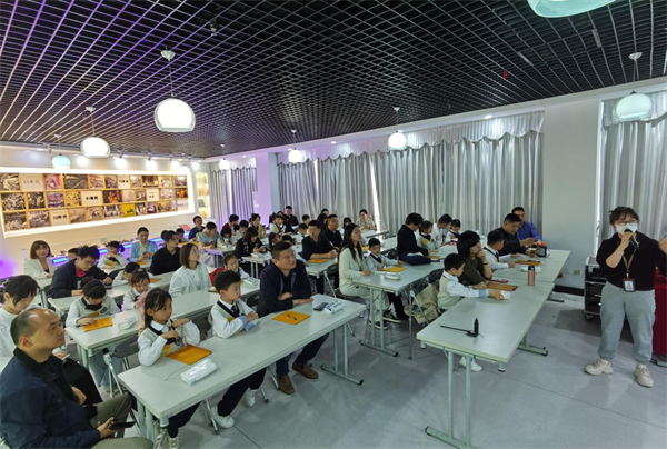 图三 南门小学的同学们在学习图书馆知识.png