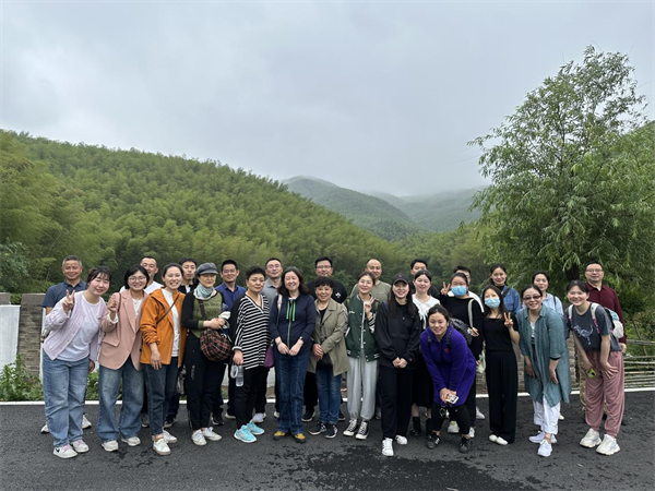 图一 馆员们在三公山合影留念.png