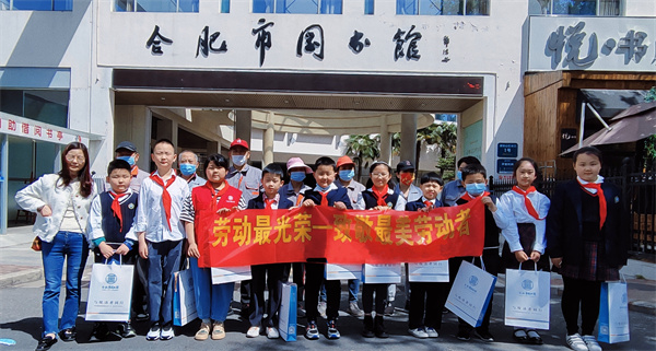 图一 24H悦书房开展“致敬平凡劳动者”活动.jpg