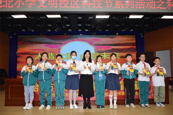 图二 孩子们和老师一起合影.jpg