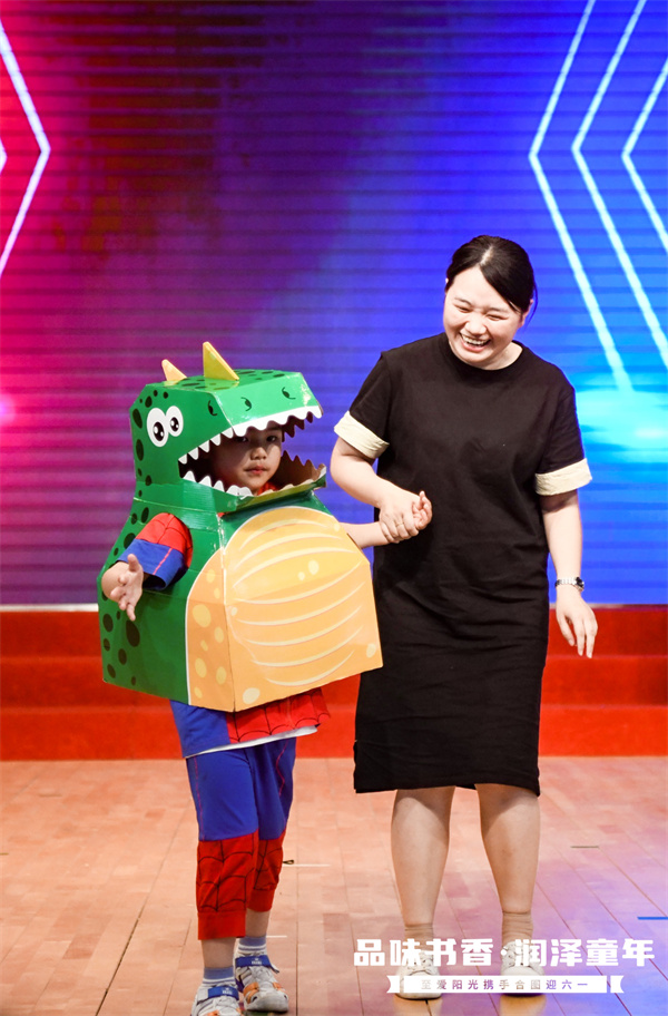 图三 亲子T台秀.jpg