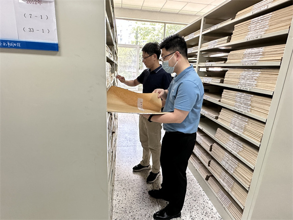 图二 南通市图书馆界专家同仁参观报纸阅览室.jpg