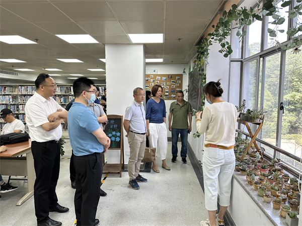 图三 工作人员介绍绿植打卡活动.jpg